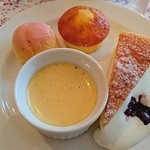 カフェレストラン フォンテーヌ - プリン、プチシュークリーム、チーズケーキに生クリームを添えて。