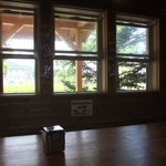 アンティーミー バーガー - 店内から外を眺めて