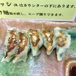 秀吉家 - 餃子 普通 ニラが効いてる 小さめで5個 250円は妥当か これ食べるなら 全部のせラーメンの方が良かった？！