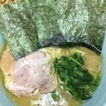 秀吉家 - 家系ラーメン 中盛り1.5玉 結構麺の量ある 良い