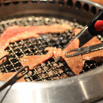 Yakiniku Futago - ハワイ版！はみ出しカルビ(笑)