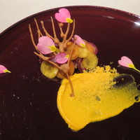 クラフタル - 桜1：桜肉（馬肉）のタルタル、姫人参のスライス乗せにシュー生地の桜の枝添え 卵黄の塩漬けのパウダー2