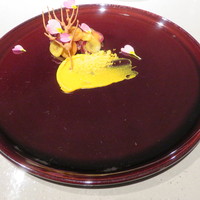 クラフタル - 桜1：桜肉（馬肉）のタルタル、姫人参のスライス乗せにシュー生地の桜の枝添え 卵黄の塩漬けのパウダー1