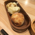 トラットリア フラテッリ ガッルーラ - バケットラビットのパンに自家製玉ねぎのフォカッチャ！