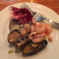 バル デ エスパーニャ ムイ 東京店 - 魚介サラダ