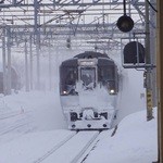 独酌　三四郎 - 雪煙を上げて深川駅に入線するスーパーカムイ