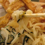 能古うどん - 麺は福岡のうどんにしては珍しいコシがあってツルツルのやや細い麺、冷たいうどんを選んだんで柚子胡椒でいただきました。
            