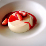 レストラン 花水 - ヨーグルトのパンナコッタ イチゴのソース