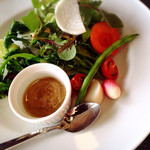 レストラン 花水 - 自然栽培と有機栽培野菜のサラダ にんにくとアンチョビのソース