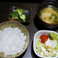 串カツとワイン 揚八 東急プラザ銀座店 - サラダ、ご飯、味噌汁、漬け物
