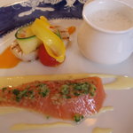 横濱元町 霧笛楼 - 富士の湧き水で育った鱒の自家製フィメ　卵黄のソース　帆立貝と夏野菜のマリネ乾燥トマトのソース　アサリのカプチーノ風と共に