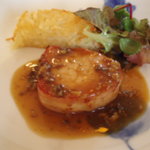 横濱元町 霧笛楼 - 地元はまぽーくのソテー　マッシュルームソース　じゃが芋のサンドイッチ風添え