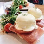 ヨーキーズブランチ - 生ハムとクリームチーズのエッグベネディクト