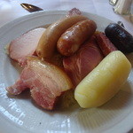 Maison Kammerzell - ストラスブールのシュークルート・良いお味でした。手前の白いのはジャガイモです。