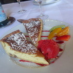 Maison Kammerzell - メゾン・タルトを頼んだつもりですが、チーズケーキでした。添えてあるミカンが懐かしかった。