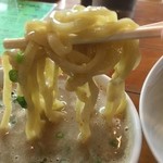 俺のラーメン あっぱれ屋 - 平打ちちょい縮れ麵