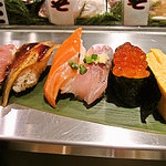 魚がし日本一 立喰寿司 - 特上にぎり２（ウニ→トロ）