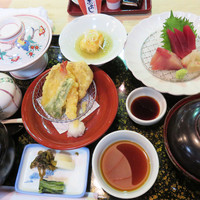 博多料亭 稚加榮 - 和定食1,400円です。
                    メニュー写真は、ごくごく普通の和定食に見えましたが、ブツが到着すると、
                    思ったより大きな盆に盛られて、ボリューム感があります。