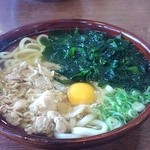 小麦冶 - かしわうどん＋わかめ＋玉子　530円