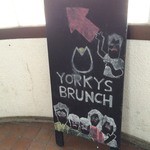 ヨーキーズブランチ - 外観_階段を上がる_2016年3月