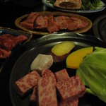 Yakiniku Hompo - タレ焼、塩焼を選べます。画像は特上サイコロ、特上カルビ、特上ロース、チシャ