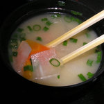 味処 ぐんじ - 豚汁のアップ。　味噌汁食べても丁寧さがよくわかります。