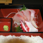 味処 ぐんじ - カンパチとたこのアップ。　おいしいんですよ。刺身がまた。