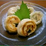 餃子のとし - 焼き梅餃子。さっぱりした鶏肉と梅肉、青紫蘇の組み合わせが最高です。