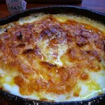 餃子のとし - えび餃子のグラタン。あっさりしたえび餃子がチーズたっぷりのグラタンに。