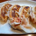 餃子のとし - 夏限定のトマト餃子。トマトと炒り卵、鶏肉の組み合わせがさっぱりして美味しい。