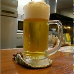 餃子のとし - 3度に分けて注ぐブラウマイスター。泡がふわふわです。