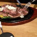 ステーキハウス アパッチ - 塩コショーの味付けにバター乗せのニンニク醤油、そりゃ旨いっす。