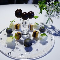 レフェルヴェソンス - ピスタチオオイル入りのボンボンショコラ
                　黒ゴマのマカロン
                　紫芋のサブレ
                　ギモーヴ