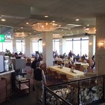 川越グリーンクロスレストラン - シャンデリア輝く広々としたレストラン