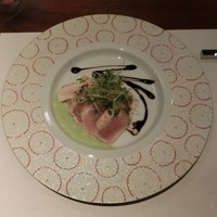フレンチ割烹 宿 - ＜2016年３月・再訪＞比内地鶏のタタキ。ソース２種、グリーンアスパラのと、バルサミコ。このお皿もキレイ♡