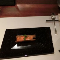 フレンチ割烹 宿 - ＜2016年３月・再訪＞前回、写し損なったアミューズ☆　パートブリックで挟んだカリフラワームースとサーモンマリネ
                　　オニオンコンフィ添え