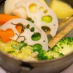 メゾン・ド・スリジェ - これは度胆を抜かれました。メニューにはない、ストウブで煮込まれた野菜！ほんのりローズマリーの香りが食欲をそそります。野菜そのものの味が本当に美味しくて2人で争って完食！