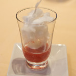 メゾン・ド・スリジェ - デザート食べ放題の前のお口直し、プロローグだそうですｗ綿あめの下にいちごのソースとローズマリーのソースが。