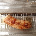 らっせいみさと そばの郷 - フランクフルト。嚙りかけ。肉の生産者が作ってるらしい。肉汁が噴水のようにほとばしって危険(´ρ` )