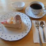 カフェ 茶華 - フルーツケーキとマスターセレクトの「フルーツケーキにあうモカのいい豆」