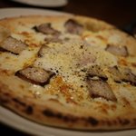 PIZZERIA LA GATTA - 自家製ベーコンと半熟タマゴのピッツァ