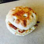 ミックスプラスベーカリー - 照り焼きチキンとオニオンのパニーニ ¥220