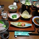 Tsukasaya Ryokan - 夕食。中央が女将のおへぎ3品。お酒など到着して夕食開始。