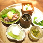 八寸　菜の花と蛍烏賊酢味噌　細魚　根芋と芹　　蕗と独活の白掛け　エンドウ豆の玉締め　馬刀貝の磯醤油