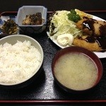 Hanafuji - ランチの白身の魚フライ定食。揚げたて。