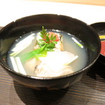 銀座 よし澤 - 椀物　蛤のお椀　若布のシンジョ
      