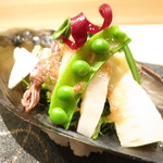 銀座 よし澤 - 向付　平貝の殻に平貝と蛍烏賊　筍　薇　エンドウ豆　春野菜