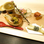八寸　高知産金目鯛の茶碗　蕗の薹ジュレ　赤貝の菜の花寄せ　芥子味噌　白魚の白扇揚げ　金時人参のカステラ風　のし梅とクリームチーズ　イイ蛸　花山葵のジュレ