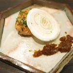 銀座 よし澤 - 鉢肴　青森産サクラ鱒　木の芽焼き　新玉葱焼き