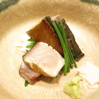 銀座 よし澤 - 藁焼　サワラの藁丸焼き　大蒜　生姜　新玉葱